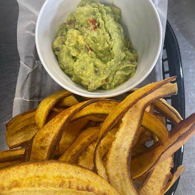 Guac & Mariquitas.